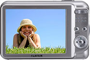 Máquina digital Fujifilm FinePix AV150 - Costas - Cortesia da Fujifilm, editada pelo Câmera versus Câmera