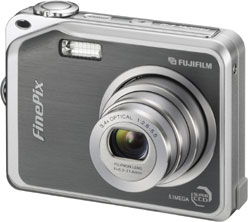 Máquina digital Fujifilm FinePix V10 - Diagonal - Cortesia da Canon, editada pelo Câmera versus Câmera
