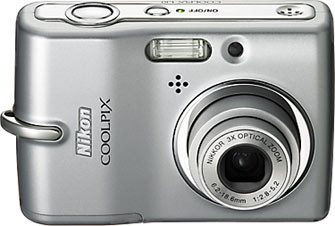 Câmera digital Nikon Coolpix L10 - Cortesia da Nikon, editada pelo Câmera versus Câmera