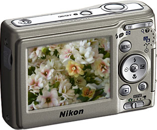 Câmera digital Nikon Coolpix L11 - Cortesia da Nikon, editada pelo Câmera versus Câmera