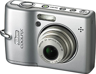 Câmera digital Nikon Coolpix L12 - Cortesia da Nikon, editada pelo Câmera versus Câmera