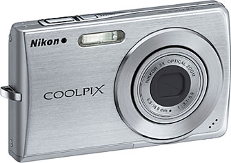 Câmera digital Nikon Coolpix S200 - Cortesia da Nikon, editada pelo Câmera versus Câmera