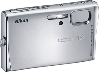 Câmera digital Nikon Coolpix S50c - Cortesia da Nikon, editada pelo Câmera versus Câmera