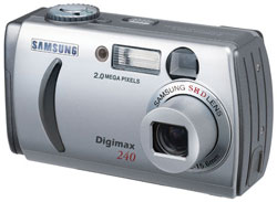 Máquina digital Samsung Digimax 240 - Diagonal - Cortesia da Canon, editada pelo Câmera versus Câmera