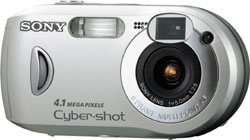 Máquina digital Sony Cyber-shot DSC-P41 - Frente - Cortesia da Sony, editada pelo Câmera versus Câmera