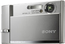 Máquina digital Sony Cyber-shot DSC-T50 - Diagonal - Cortesia da Sony, editada pelo Câmera versus Câmera