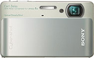 Máquina digital Sony Cyber-shot DSC-TX5 - Frente - Cortesia da Sony, editada pelo Câmera versus Câmera