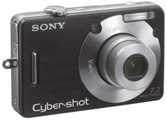 Máquina digital Sony Cyber-shot DSC-W70 - Diagonal - Cortesia da Sony, editada pelo Câmera versus Câmera