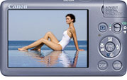 Máquina digital Canon PowerShot SD940 IS- Azul, Costas - Cortesia da Canon, editada pelo Câmera versus Câmera