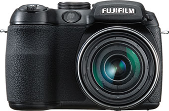 Câmera digital Fujifilm FinePix S1000fd - Frente - Cortesia da Fujifilm, editada pelo Câmera versus Câmera
