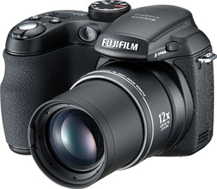 Câmera digital Fujifilm FinePix S1000fd - Diagonal - Cortesia da Fujifilm, editada pelo Câmera versus Câmera