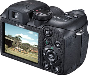 Câmera digital Fujifilm FinePix S1500 - Costas Diagonal - Cortesia da Fujifilm, editada pelo Câmera versus Câmera