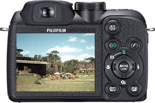 Câmera digital Fujifilm FinePix S1500 - Costas - Cortesia da Fujifilm, editada pelo Câmera versus Câmera