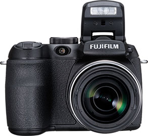 Câmera digital Fujifilm FinePix S1500 - Frente - Cortesia da Fujifilm, editada pelo Câmera versus Câmera