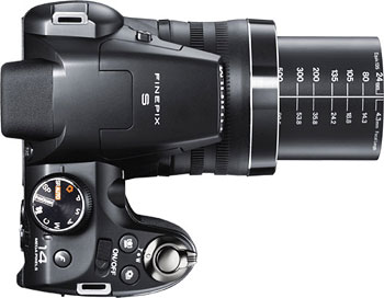 Câmera digital Fujifilm FinePix S4500 - Cortesia Fujifilm, editada pelo Câmera versus Câmera