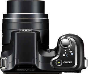 Câmera digital Nikon Coolpix L100 - Topo - Cortesia da Nikon, editada pelo Câmera versus Câmera