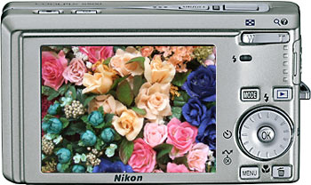 Câmera digital Nikon Coolpix S500 - Cortesia da Nikon, editada pelo Câmera versus Câmera