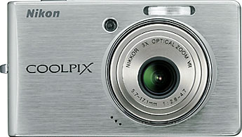 Câmera digital Nikon Coolpix S500 - Cortesia da Nikon, editada pelo Câmera versus Câmera