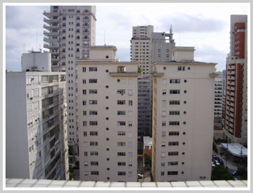 Paisagem com edifícios: os das bordas da foto apresentam encurvatura côncava