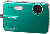Máquina digital Olympus Stylus 550WP - Diagonal - Cortesia da Olympus, editada pelo Câmera versus Câmera