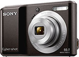 Máquina digital Sony Cyber-shot DSC-S2000 - Diagonal - Cortesia da Sony, editada pelo Câmera versus Câmera
