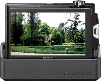 Sony Cyber-shot DSC-T500 sobre base saídas múltiplas - Cortesia Sony, editada pelo Câmera versus Câmera