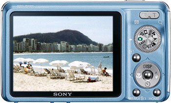 Câmera digital Sony Cyber-shot DSC-W220 - Azul, Costas - Cortesia Sony, editada pelo Câmera versus Câmera