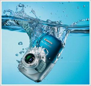 Foto promocional da Canon PowerShot D10 azul sendo mergulhada na água